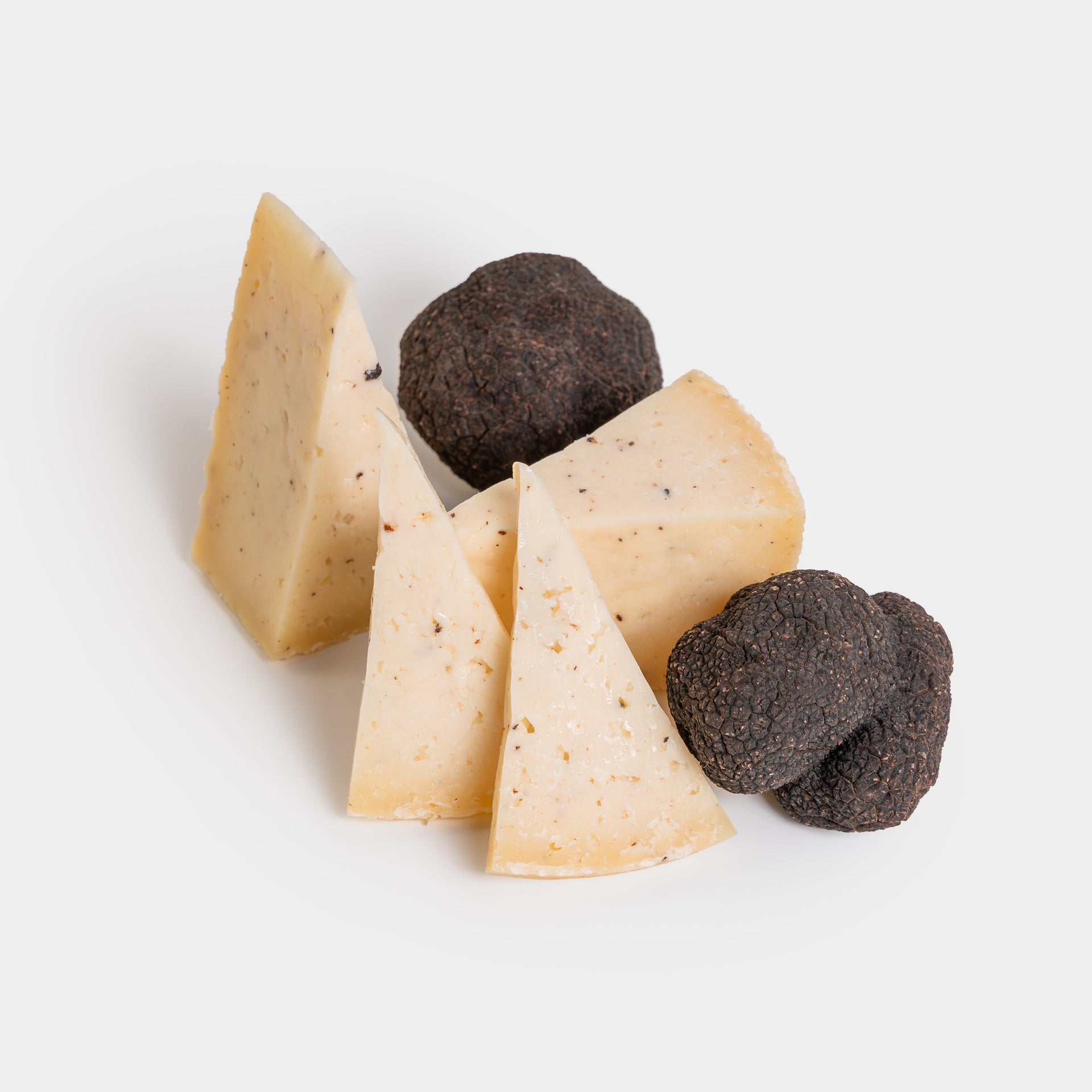 Semi-cured sheep cheese with black truffle - La Val